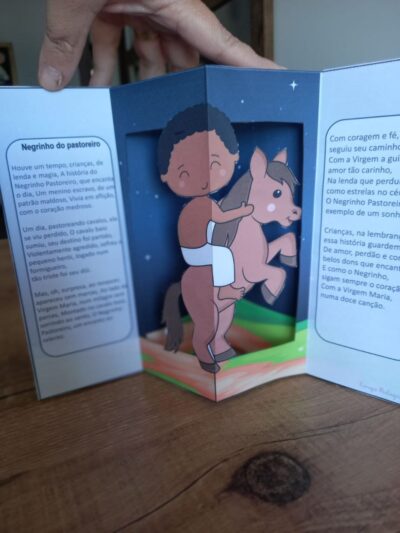 Livro 3D com poemas autorais das lendas do folclore brasileiro.
